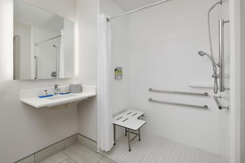Standard King Room with Roll-In Shower - Mobility Access