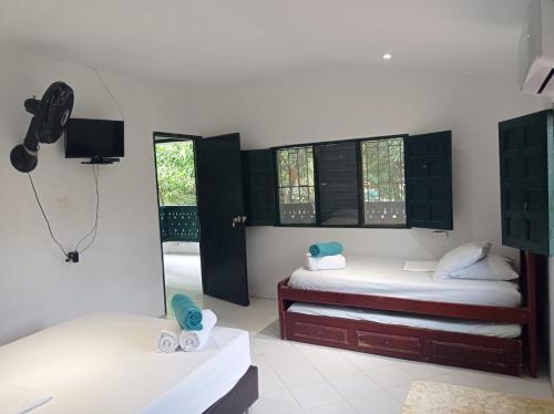 2 twin beds