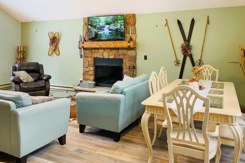 The Hideout - Lake Ariel Cottage with Pool Access! - image 7