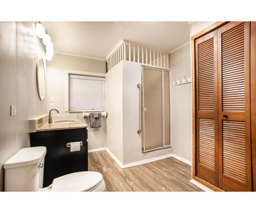 Classic Lake House Lakefront with Fire Pit and Dock