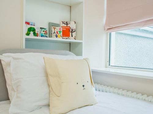 Pass The Keys 3 bedroom sleeps 6 waterside house in Flushing