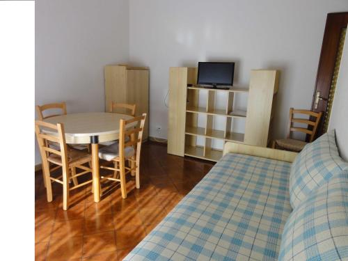 1 queen bed, 2 bunk beds, 2 sofa beds