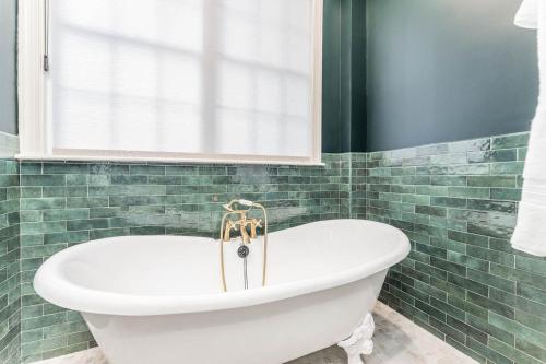 330128547 Bellwether House