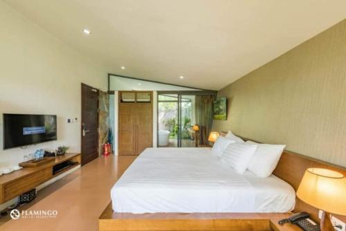 a bedroom with a bed and a television, Flamingo Dai Lai Resort - Villa Tư Nhân có BBQ in Vinh Yen (Vinh Phuc)