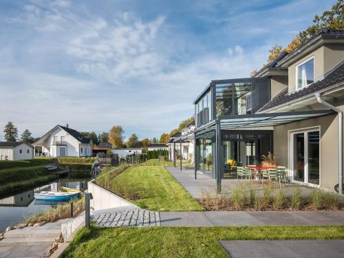 Luxus FeWo 122 m² direkt am Wasser mit Boot in Krakow am See