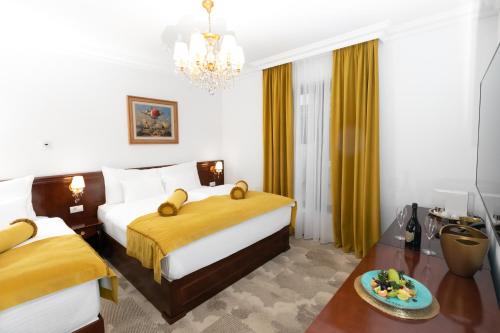 1 king bed, 1 twin bed