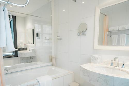 room detail thumbnail 2