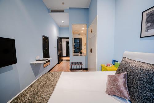 room detail thumbnail 2