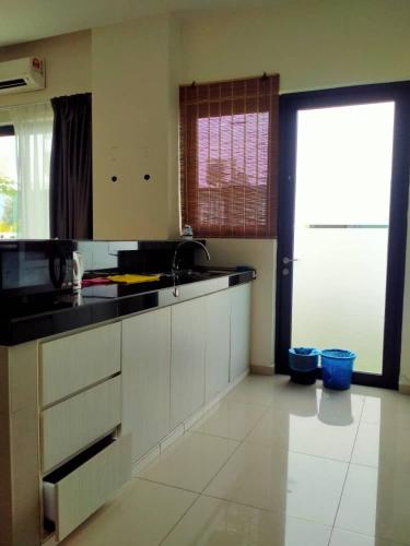 TIARA BAY HOMESTAY MARINA ISLAND LUMUT MANJUNG SITIAWAN