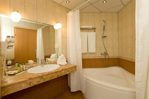 Apollo Spa Resort - Ultra All Inclusive - Indoor Pool, Steam Bath & Sauna - Aphrodite Beauty Spa