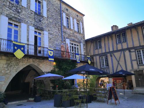 Maison de charme spacieuse, terrasse et vue sur la place