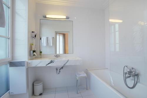 Bathroom, HOTEL DU PRINTEMPS near Galeries Lafayette Paris Haussmann