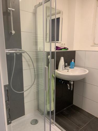 Monteurzimmer Oberlistingen Zweibettzimmer mit 2 Bädern (Monteurzimmer Oberlistingen Zweibettzimmer mit 2 Badern) in Breuna