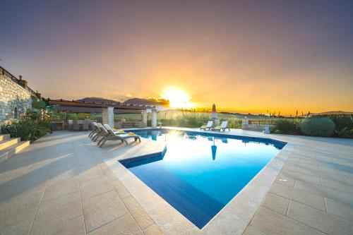 Iremia Luxury Villa with pool