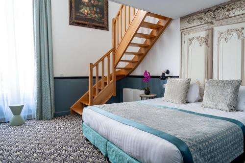 1 queen bed, 2 twin beds