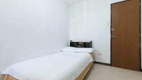 Cristian Jay Dormitory by RedDoorz