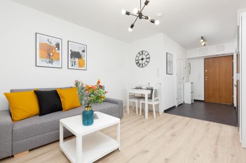 Elegancki Apartment z Balkonem by Noclegi Renters, Varsavia