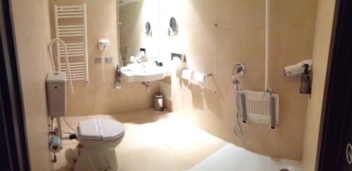room detail thumbnail 2