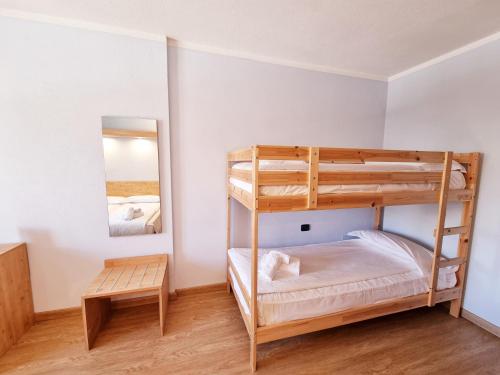 4 twin beds