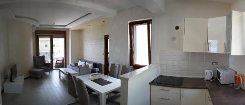 Apartments Admiral in Meljine