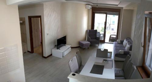 Apartments Admiral in Meljine