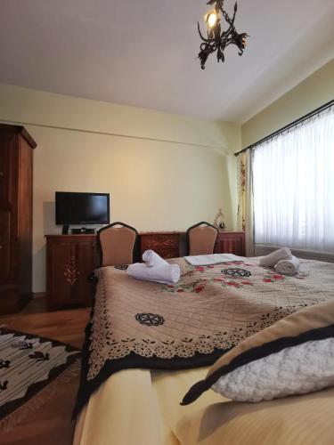 Standard Twin Room image 10