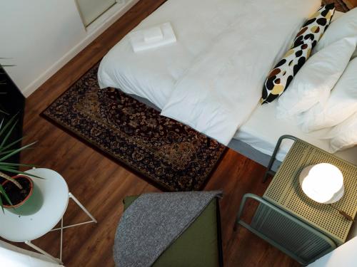 Lovely vintage double studio in city center - Tap to explore photos