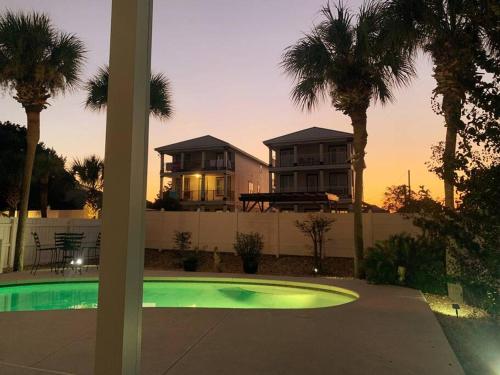 PRIVATE POOL, GOLF CART & WALK to THE SUGAR SAND BEACH in DESTIN