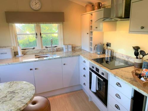 Luxury Shepherds Hut with Superb Views & Fire Pit & walking distance to a superb Gastro Pub