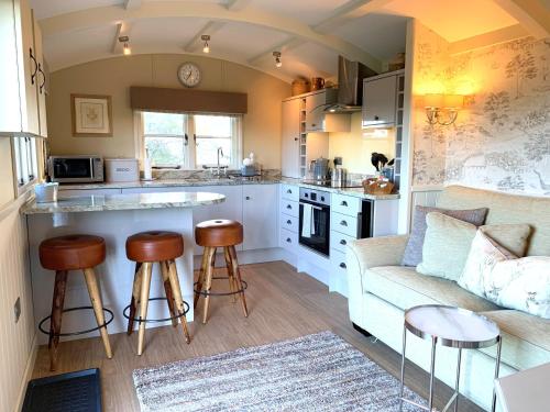 Luxury Shepherds Hut with Superb Views & Fire Pit & walking distance to a superb Gastro Pub