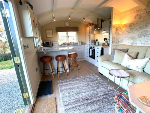 Luxury Shepherds Hut with Superb Views & Fire Pit & walking distance to a superb Gastro Pub