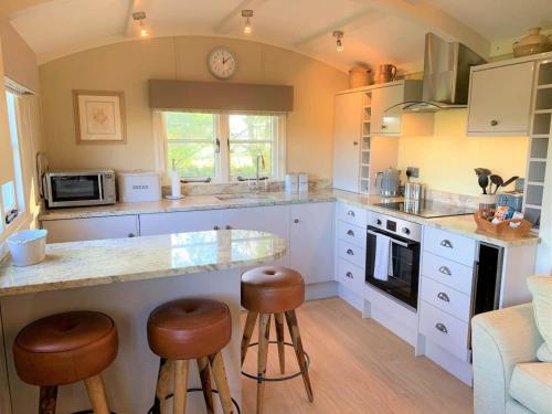 Luxury Shepherds Hut with Superb Views & Fire Pit & walking distance to a superb Gastro Pub