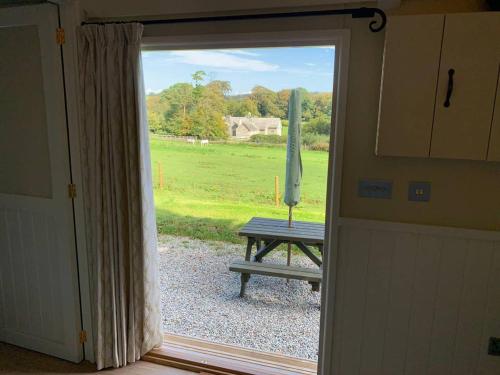 Luxury Shepherds Hut with Superb Views & Fire Pit & walking distance to a superb Gastro Pub