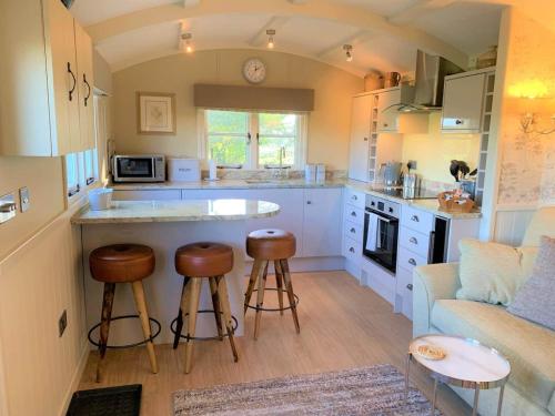 Luxury Shepherds Hut with Superb Views & Fire Pit & walking distance to a superb Gastro Pub