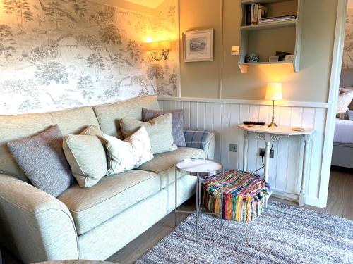 Luxury Shepherds Hut with Superb Views & Fire Pit & walking distance to a superb Gastro Pub