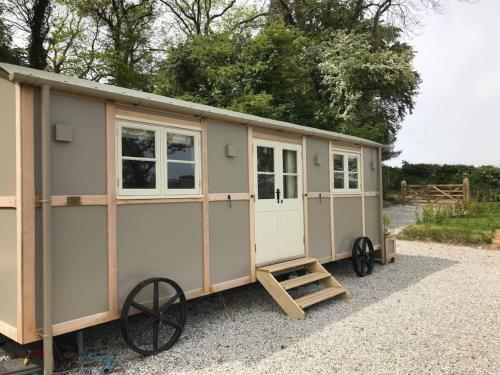 B&B Lamerton - Stunning Shepherds Hut with Superb Views & Fire Pit near a Superb Gastro Pub - Bed and Breakfast Lamerton