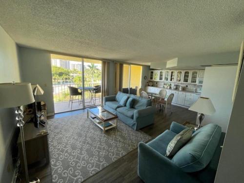 1 Bed Direct Beach Access Close to J.W. Marriott!! - image 4