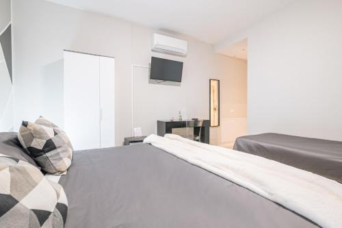 1 king bed, 1 twin bed