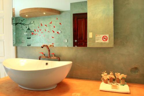 room detail thumbnail 2