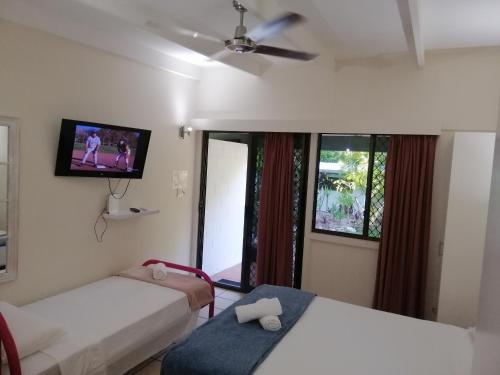 1 double bed, 1 twin bed