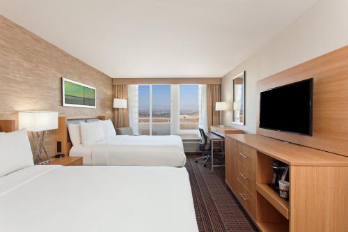 2 queen beds