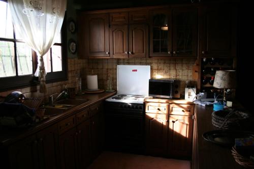 주방, Villa Bona: A secluded villa less than 50 min. from Athens Intl. Airport in 플라카 딜레시
