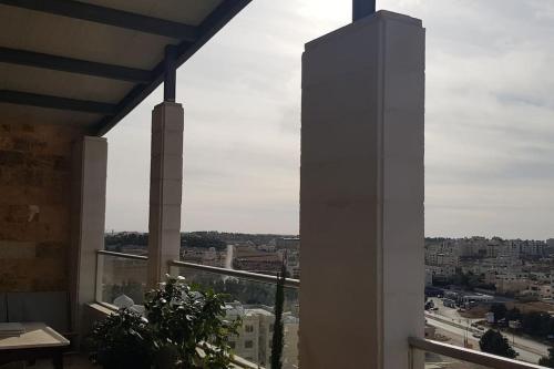 Penthouse overlooking Jordan valley - image 8