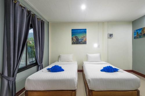Twin Room image 6