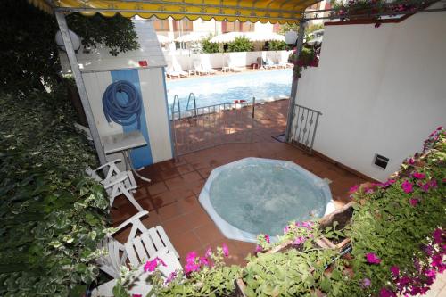 Hotel Villa dei Fiori - sul mare con piscina - image 4