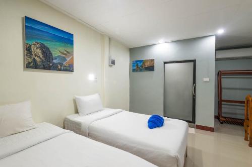 Twin Room image 9