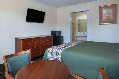Travelodge by Wyndham Orangeburg - image 7