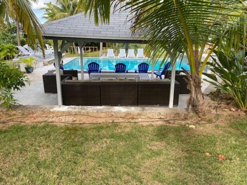 The Sunset Cove And Rainbow Room in Alice Town (Central Eleuthera)