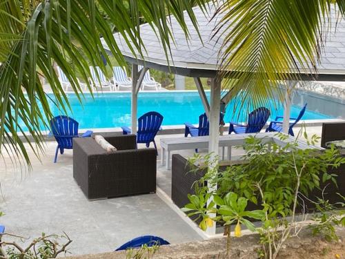 The Sunset Cove And Rainbow Room in Alice Town (Central Eleuthera)