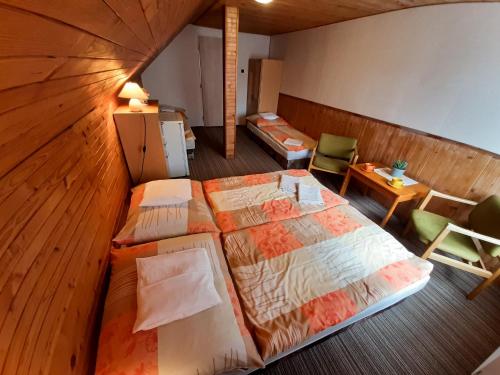 1 queen bed, 2 twin beds